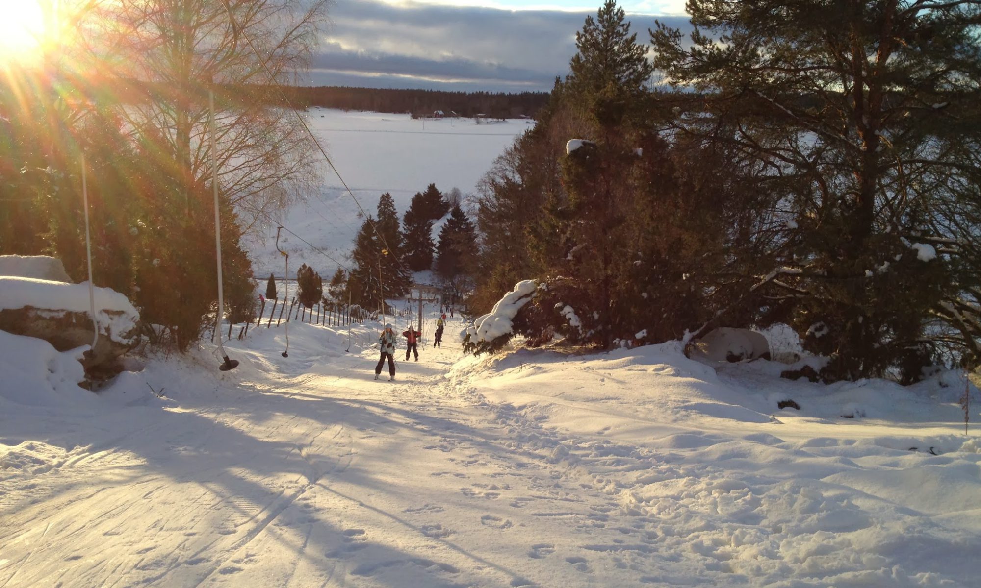 Barn på väg uppför lilla liften i Skattmansöbacken